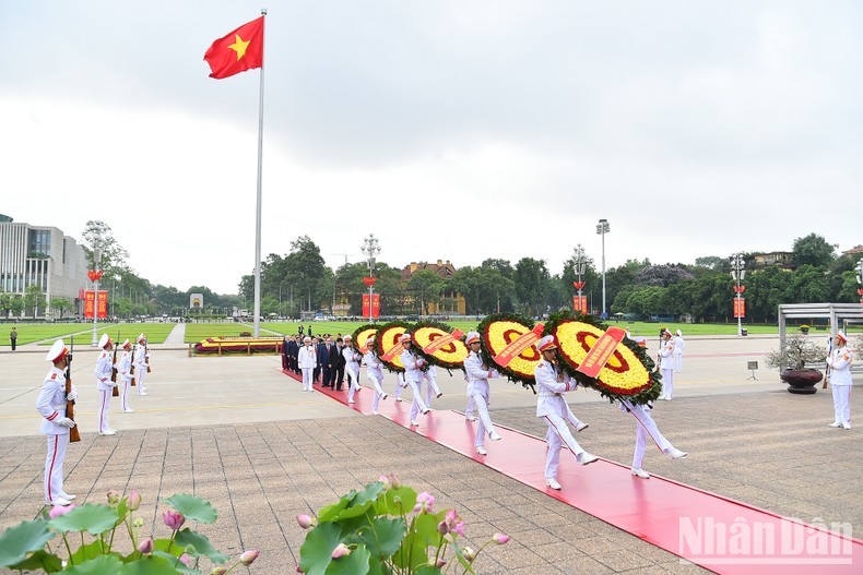 La delegación de dirigentes y exlíderes del Partido y el Estado en el Mausoleo del Presidente Ho Chi Minh. (Fotografía: Nhan Dan)