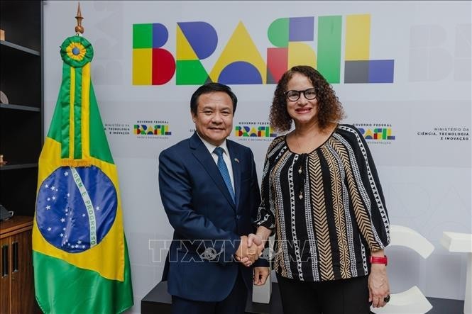 El embajador de Vietnam en Brasil, Bui Van Nghi, y la ministra anfitriona de Ciencia, Tecnología e Innovación, Luciana Santos. (Fotografía: Embajada de Vietnam en Brasil)