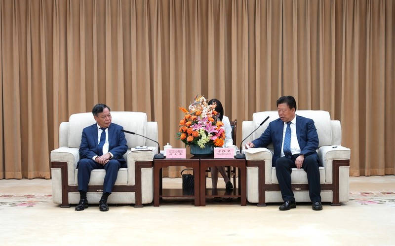 El vicesecretario del Comité del Partido de Hanói, Nguyen Van Phong, y el miembro del Comité Permanente del Partido provincial de Shaanxi (China) y también del Comité partidista de la ciudad de Xi’an, Fang Hongwei.