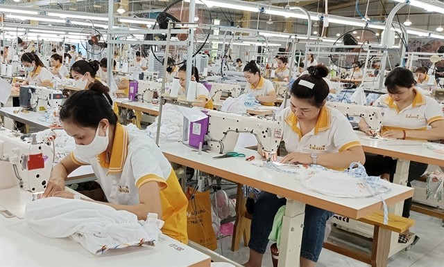 Una línea de costura y bordado en Vietnam para la exportación. (Fotografía: VNA)
