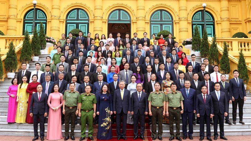 El presidente To Lam se toma una fotografía grupal con funcionarios y personal de la Oficina Presidencial. (Fotografía: VNA)