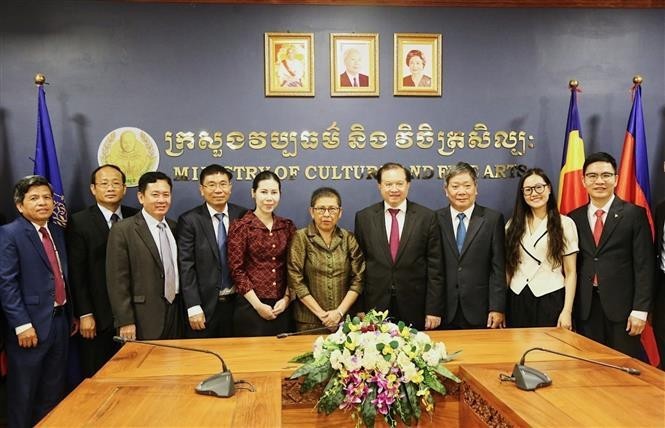La delegación del Ministerio de Cultura, Deportes y Turismo de Vietnam, encabezada por su subtitlar Ta Quang Dong, se reúne con el ministro de Cultura y Bellas Artes de Camboya, Phoeurng Sackona. (Fotografía: VNA)