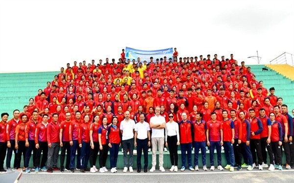 200 atletas de remo y piragüismo dan la bienvenida al embajador francés, Olivier Brochet. (Fotografía: VNA)
