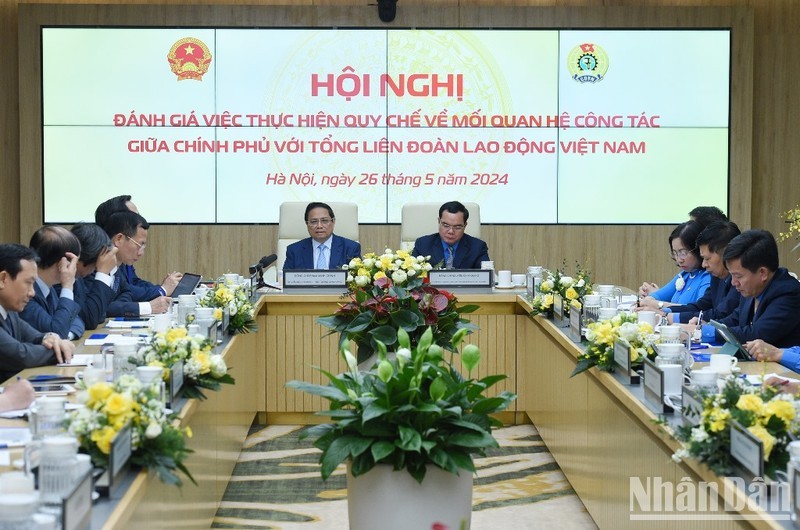 El primer ministro Pham Minh Chinh en la reunión para evaluar los resultados de la implementación del Reglamento sobre las relaciones laborales entre el Gobierno y la Confederación General del Trabajo de Vietnam. (Fotografía: Nhan Dan)