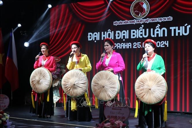 Un espectáculo en el IV Congreso de la Asociación Cultura y Artes de Vietnam en la República Checa. (Fotografía: VNA)