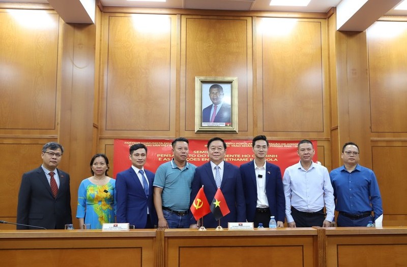 Nguyen Trong Nghia, jefe de la Comisión de Información y Educación del Comité Central del Partido Comunista de Vietnam, y participantes en la reunión. (Fotografía: VNA)