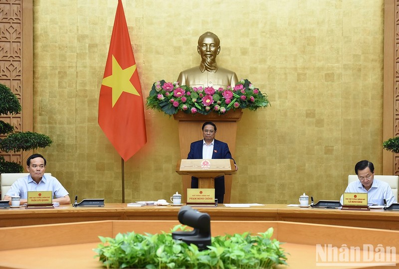 El primer ministro de Vietnam, Pham Minh Chinh, preside la reunión ordinaria de mayo del Gobierno. (Fotografía: Nhan Dan)