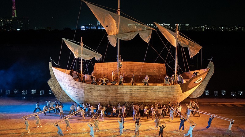 El espectáculo "Barco legendario" en el acto de inauguración. (Fotografía: Nhan Dan)