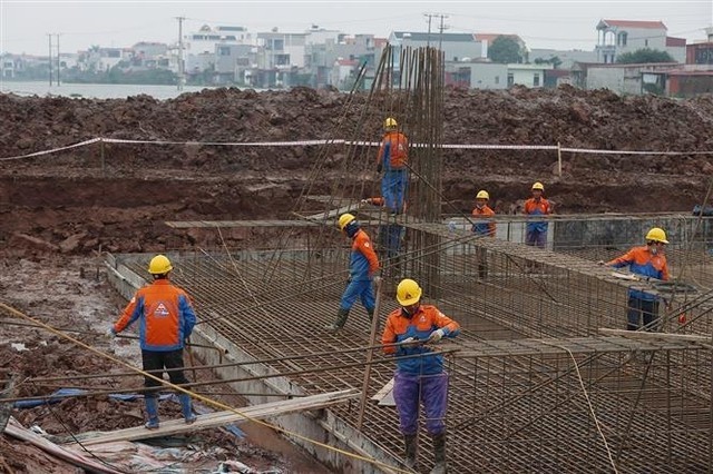 La construcción de la sección del circuito 3 de la línea de transmisión eléctrica de 500 kilovatios (kV). (Fotografía: VNA)