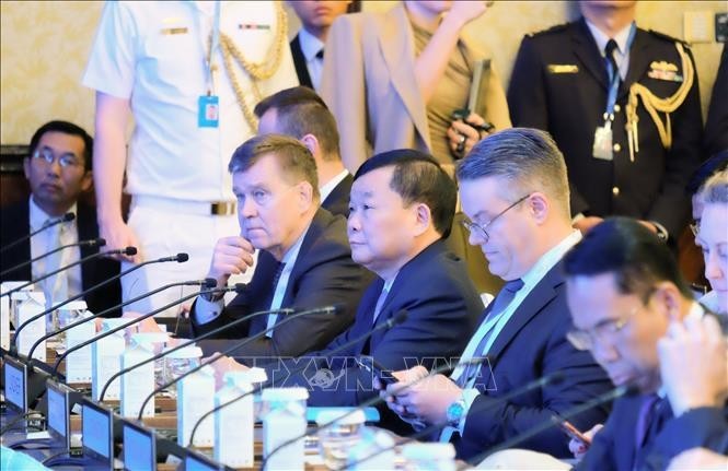 La delegación del Ministerio de Defensa vietnamita, encabezada por su subtitular Hoang Xuan Chien, participa en el XXI Diálogo Shangri-La. (Fotografía: VNA)