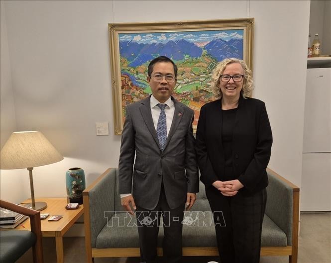 El embajador Pham Hung Tam y Sharon Claydon, vicepresidenta de la Cámara de Representantes de Australia y titular del Grupo Parlamentario de Amistad Australia-Vietnam .(Fotografía: VNA)