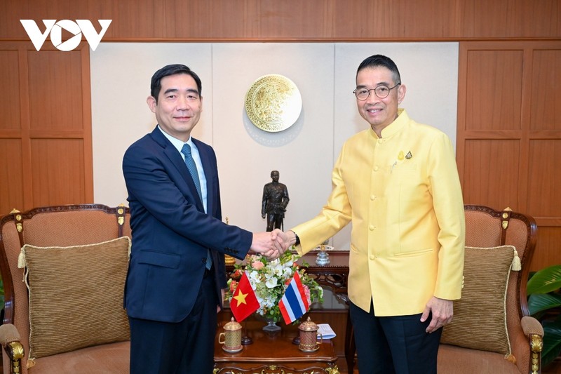 El canciller tailandés Maris Sangiampongsa (derecha) y el embajador de Vietnam en Tailandia, Pham Viet Hung. (Fotografía: VOV)