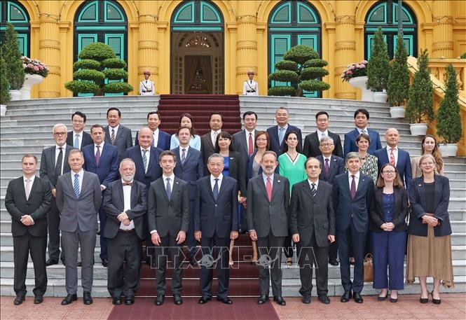 El presidente To Lam y los embajadores y encargados de negocios de UE. (Fotografía: VNA)