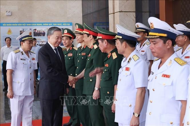 El presidente de Vietnam, To Lam, y los dirigentes de la Armada Popular. (Fotografía: VNA)