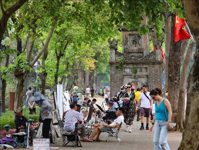 Hanoi espera recibir siete millones de turistas extranjeros para 2025. (Fotografía: VNA)