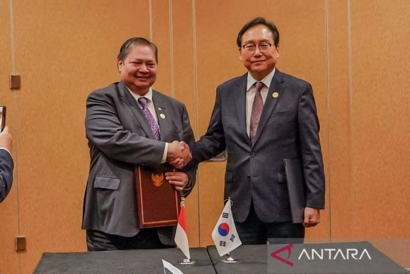 El ministro coordinador de Asuntos Económicos de Indonesia, Airlangga Hartarto, y el ministro de Comercio de Corea del Sur, Inkyo Cheong. (Fotografía: ANTARA)