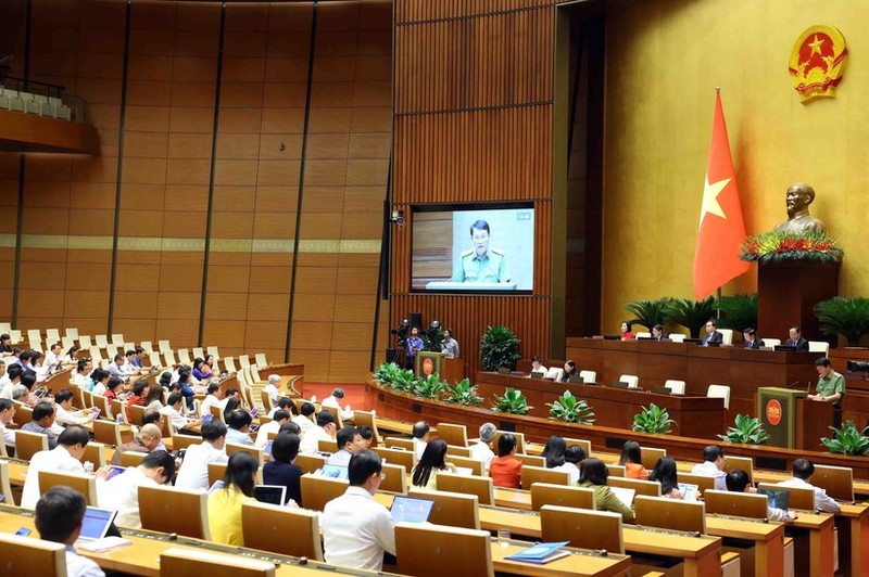 El coronel general Luong Tam Quang, ministro de Seguridad Pública, presenta el informe en el evento. (Fotografía: VNA)