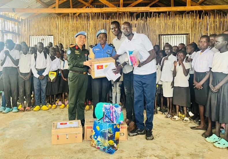 El grupo de trabajo del Ministerio de Seguridad Pública de Vietnam en UNMISS entrega regalos a estudiantes de la escuela primaria Unificación en Sudán del Sur. (Fotografía: VNA)