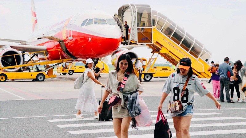 El primer grupo de turistas en el vuelo de Lijiang a Hai Phong.