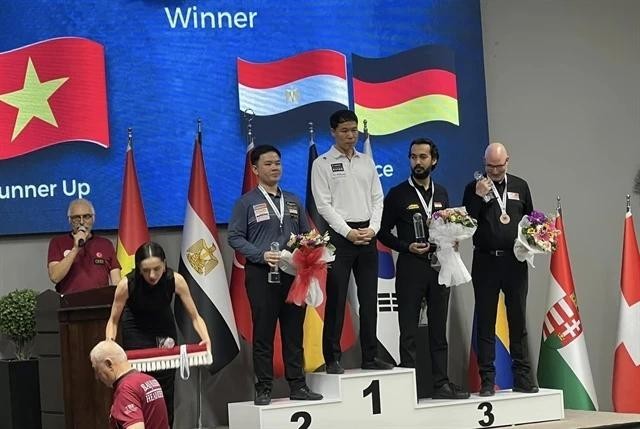 Bao Phuong Vinh (de pie a la izquierda en el podio) terminó segundo en el evento de tres bandas de la Copa Mundial de Ankara en Turquía. (Fotografía: nld.com.vn)