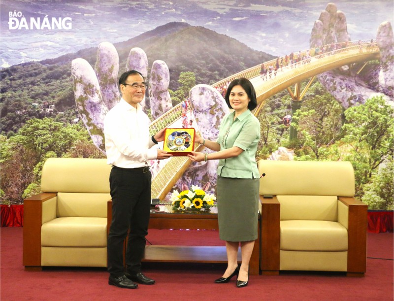 La presidente del Comité de Inspección del Comité partidista de Da Nang, Le Thi My Hanh (derecha), y el jefe del Comité de Inspección y Disciplina del Comité del Partido de la provincia china de Yunnan, Feng Zhile. (Fotografía: baodanang.vn)