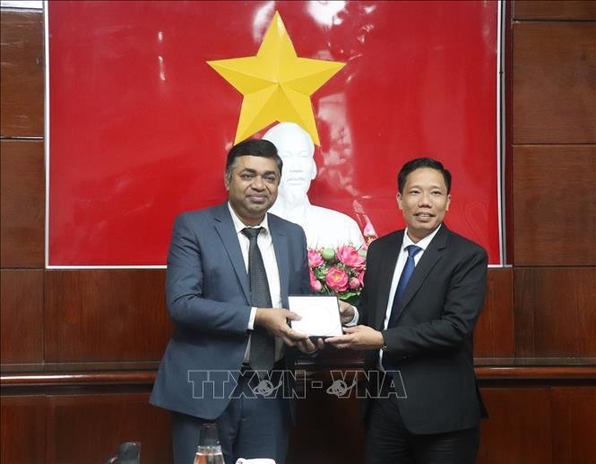 El cónsul general de la India en Ciudad Ho Chi Minh, Madan Mohan Sethi, yNguyen Thuc Hien, vicepresidente del Comité Popular de la ciudad de Can Tho. (Fotografía: VNA)