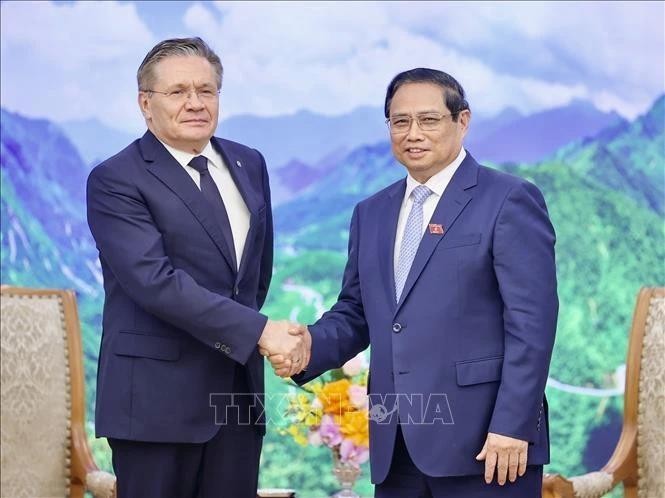 El primer ministro Pham Minh Chinh (derecha) y Alexei Likhachev, director general de la Corporación Estatal de Energía Atómica Rosatom. (Fotografía: VNA)