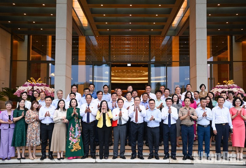 El presidente de la Asamblea Nacional, Tran Thanh Man, y los jefes de los medios de comunicación durante la reunión. (Fotografía: Nhan Dan)