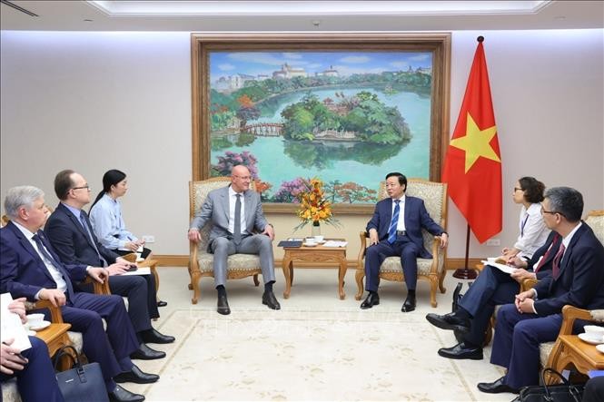 El viceprimer ministro Tran Hong Ha recibe a su homólogo ruso, Dmitry Chernyshenko. (Fotografía: VNA)