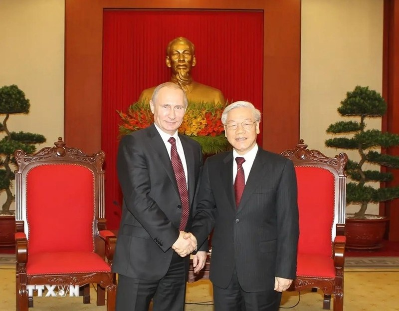 El secretario general del Partido Comunista de Vietnam, Nguyen Phu Trong (derecha), recibe al presidente ruso, Vladímir Putin, en visita de Estado al país (noviembre de 2013). (Fotografía: VNA)