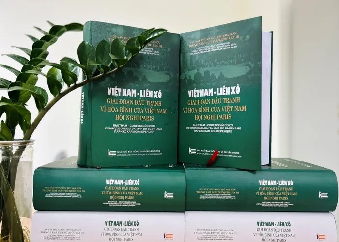 El libro “Vietnam - Unión Soviética: Etapa de lucha por la paz de Vietnam. La Conferencia de París”. (Fotografía: VNA)