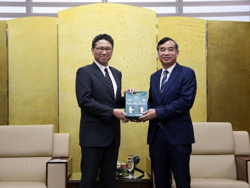 El presidente del Comité Popular de Da Nang, Le Trung Chinh, con el cónsul general de Japón, Mori Takero. (Fotografía: VNA)