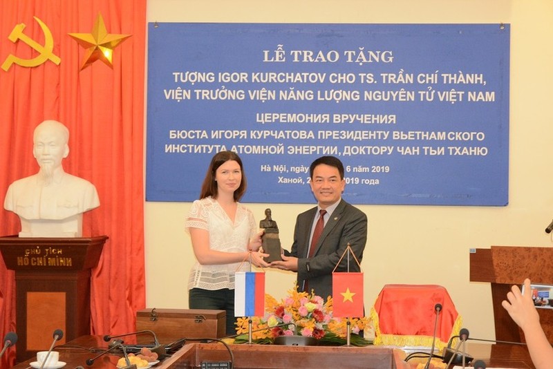 El doctor Tran Chi Thanh recibe la estatua del académico Igor Kurchatov por su contribución y promoción del desarrollo de la industria de la energía nuclear. (Fotografía: www.most.gov.vn)