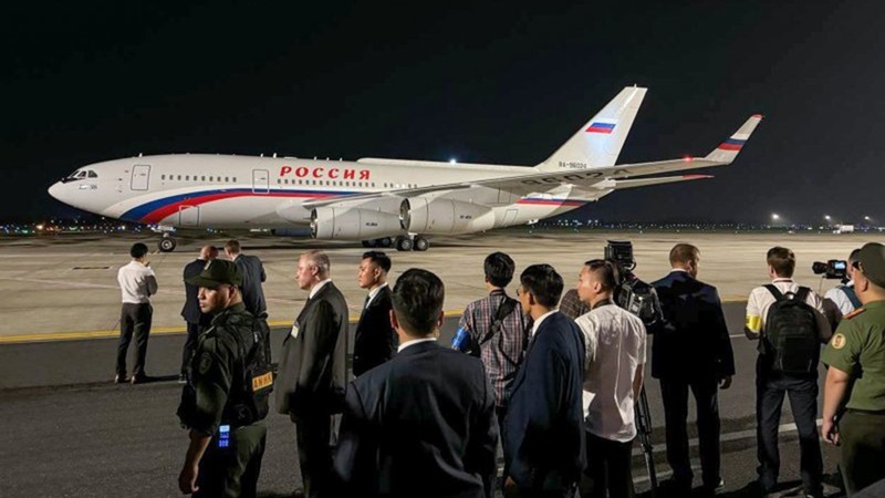 El avión presidencial del mandatario ruso Vladimir Putin aterriza en el aeropuerto internacional de Noi Bai (Hanói). (Fotografía: TASS)