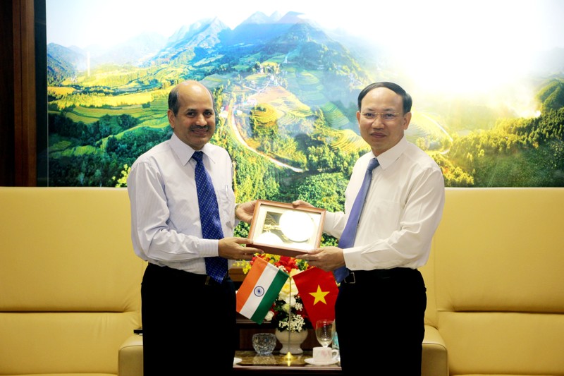 El secretario del Comité del Partido y presidente del Consejo Popular de Quang Ninh, Nguyen Xuan Ky, y el embajador de la India en Vietnam, Sandeep Arya. (Fotografía: baoquangninh.vn)