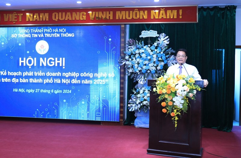 El director del Servicio de Información y Comunicación de Hanói, Nguyen Viet Hung, habla en el evento. (Fotografía: hanoimoi.vn)
