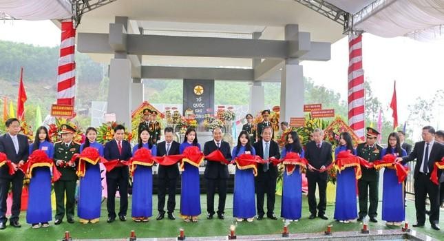 El presidente de Vietnam, Nguyen Xuan Phuc, y los delegados cortan la cinta de apertura del Sitio Conmemorativo Hon Tau-Deo Le (Fotografía: tienphong.vn)