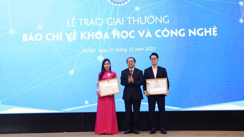 El ministro de Ciencia y Tecnología, Huynh Thanh Dat, entrega los primeros premios a los ganadores.