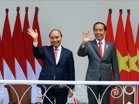 El presidente de Vietnam, Nguyen Xuan Phuc (izquierda), y su homólogo de Indonesia, Joko Widodo (Fotografía: VNA)