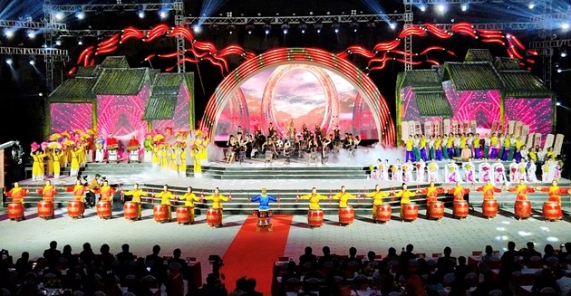 Un espectáculo para concluir el Año Nacional de Turismo - Quang Nam 2022 (Fotografía: thanhtra.com.vn)