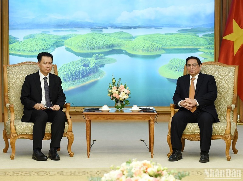 El primer ministro de Vietnam, Pham Minh Chinh (derecha), recibe al ministro laosiano de Industria y Comercio, Malaythong Kommasith (Fotografía: VNA)