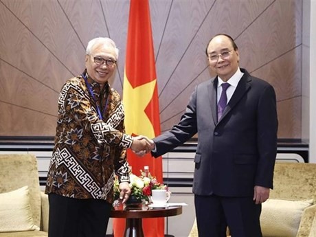 El presidente Nguyen Xuan Phuc (derecha) recibe a Budiarsa Sastrawinata, titular de la Asociación de Amistad Indonesia-Vietnam. (Fotografía: VNA)