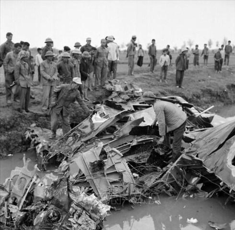 El primer avión B-52 fue derribado en el campo de Chuom, comuna de Phu Lo, distrito de Dong Anh, Hanói, a las 20:13 horas del 18 de diciembre de 1972. (Foto documental)