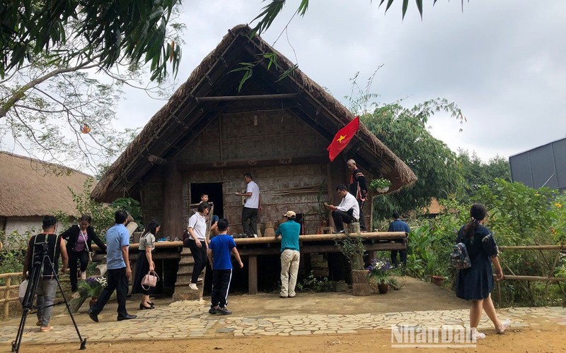 Visitantes en la Aldea de Cultura y Turismo de las Etnias Minoritarias de Vietnam