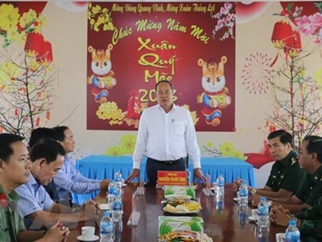 El presidente del Comité Popular de An Giang, Nguyen Thanh Binh, (de pie) se reúne con oficiales y soldados de la estación de guardia fronteriza de Vinh Nguon. (Fotografía: VNA)