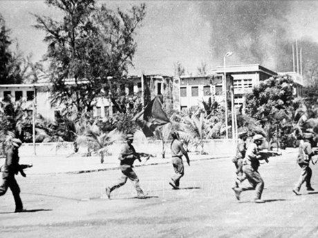 Al mediodía del 7 de enero de 1979, las fuerzas armadas revolucionarias camboyanas y los voluntarios vietnamitas ingresaron a Phnom Penh para liberar la capital y derrocar al régimen genocida de Pol Pot (Fotografía: VNA)
