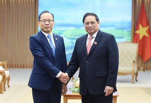 El premier Pham Minh Chinh recibe al embajador camboyano Chay Navuth. (Fotografía: VNA)