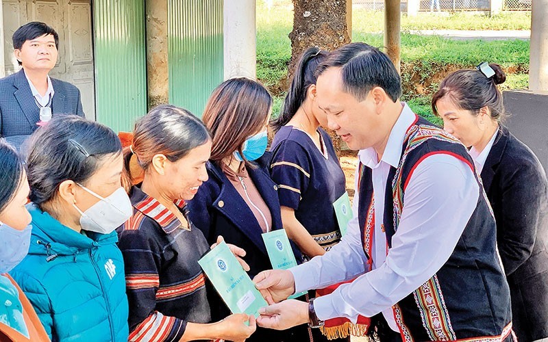 Acto de entrega de documentos de seguro social y médico a ciudadanos en la comuna de Bien Ho, ciudad de Pleiku, en la altiplánica provincia vietnamita de Gia Lai. (Fotografía: Nhu Nguyen)