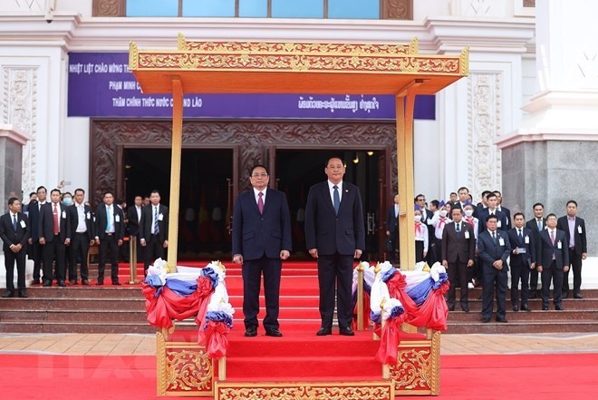 El premier vietnamita, Pham Minh Chinh, y su par laosiano, Sonexay Siphandone, en el evento.