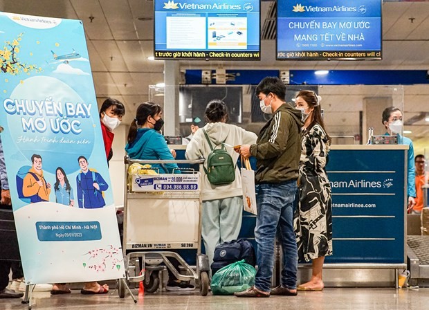 Los trabajadores desfavorecidos regresan a casa para el Tet en vuelo gratuito de Vietnam Airlines (Fotografía: VNA)
